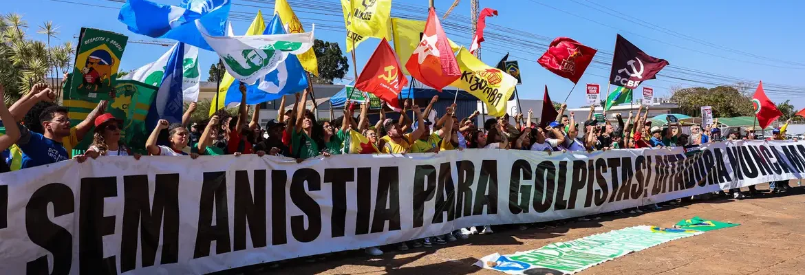 Em ato pró-soberania, manifestantes queimam bandeira e boneco de Trump