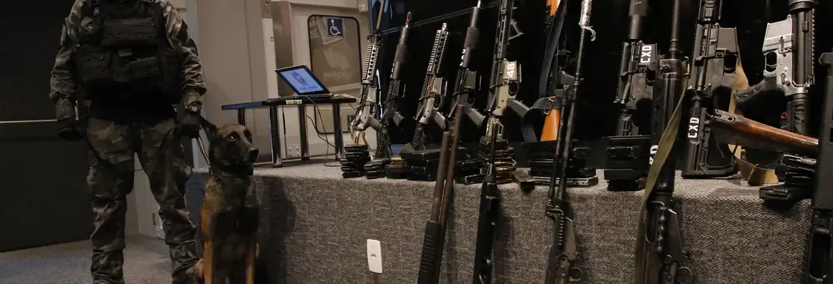 Ações da PM apreendem fuzis, metralhadoras e drogas no Rio de Janeiro