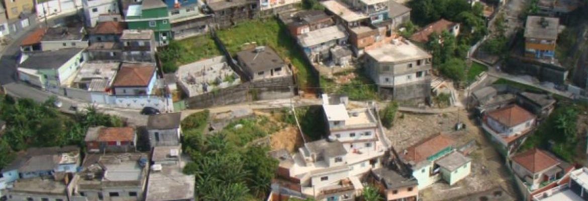 Incêndio de grandes proporções atinge favela de palafitas em Santos