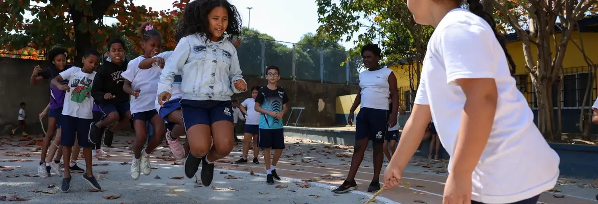 Sem celulares, desempenho escolar e socialização melhoram no Rio