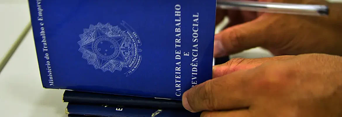 Brasil cria 240 mil empregos em abril, aponta Caged