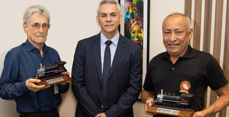 Procurador-Geral de Justiça homenageia servidores com símbolo dos 40 anos do MPRO