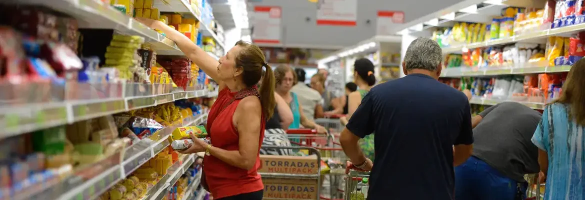 Intenção de consumo das famílias cresce pelo terceiro mês