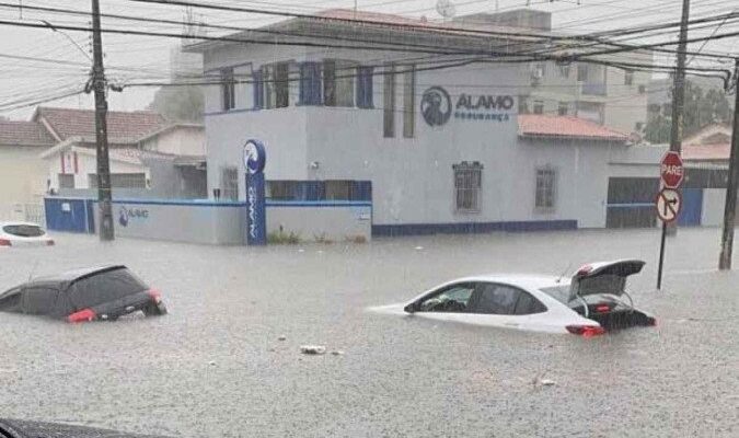 Fortes chuvas atingem João Pessoa e deixam ruas alagadas; veja vídeos