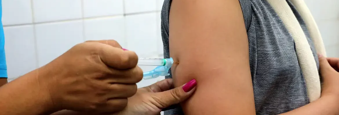 Com doses próximas do vencimento, Saúde amplia vacinação contra dengue