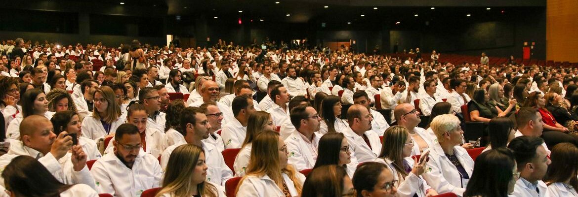 Brasil tem 575.930 médicos ativos: 2,81 por mil habitantes