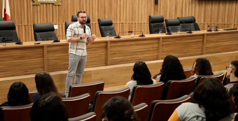 MPRO realiza palestra sobre dilemas ambientais contemporâneos para grupo de estudantes