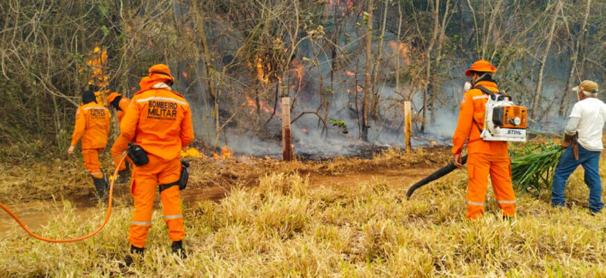 Força-tarefa do Corpo de Bombeiros Militar de Rondônia executa ação de combate a incêndio florestal, em Costa Marques
