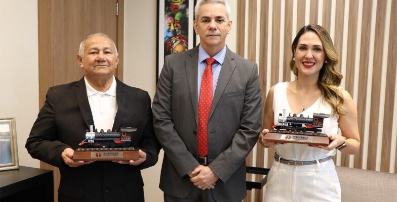 Reconhecimento: Procurador-Geral de Justiça homenageia dois servidores do MPRO
