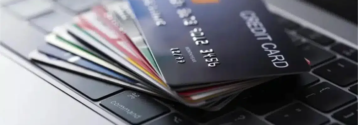 Nova lei para cartões de crédito é aprovada e ajuda idosos e devedores, entenda