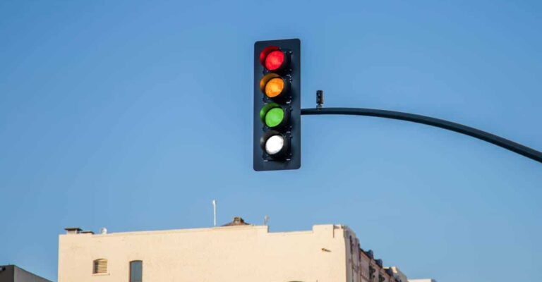 Novo semáforo com 4ª luz é liberado – as razões pelas quais faz sentido