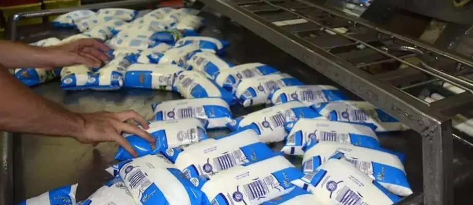 Leite de saquinho retorna aos mercados com propostas de sustentabilidade