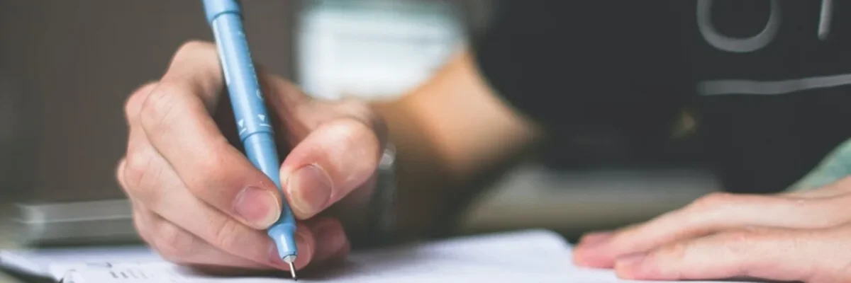 Estudo revela os benefícios de escrever à mão; é como “superpoder” para melhorar memória e aprendizado