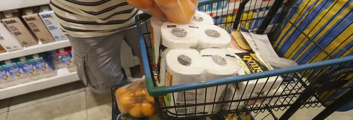 Intenção de consumo das famílias cai 0,5% em fevereiro, aponta CNC