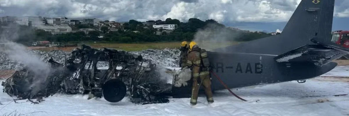 Avião da Polícia Federal cai no aeroporto da Pampulha e dois agentes morrem.