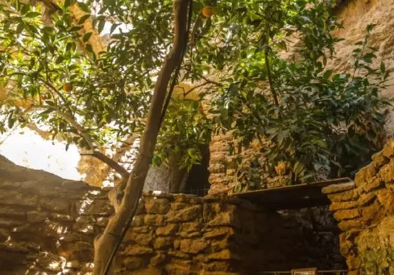 Homem passa 40 anos construindo casa subterrânea em caverna para fugir do calor