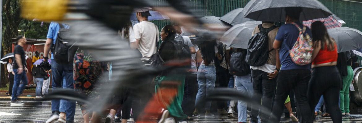 Frente fria potencializa efeitos de massa quente e úmida do Sudeste