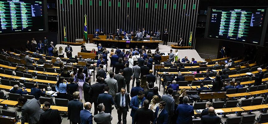 Pela segunda vez, Congresso acaba com saídas temporárias de presos em feriados Compartilhe este conteúdo no Whatsapp  Fonte: Agência Senado
