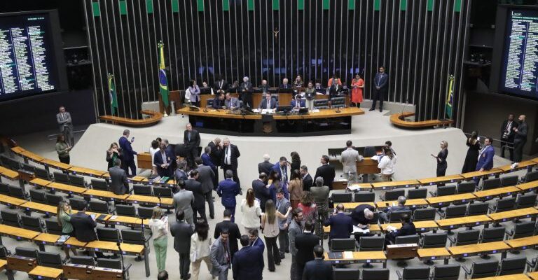 Congresso rejeita diversos itens de 13 vetos presidenciais
