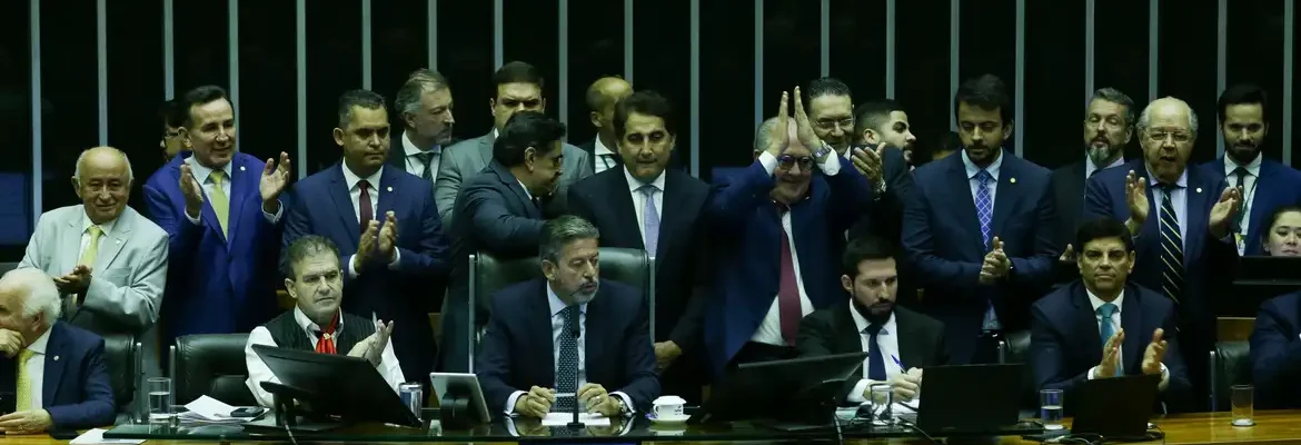 Câmara aprova texto-base da reforma tributária com trava no IVA