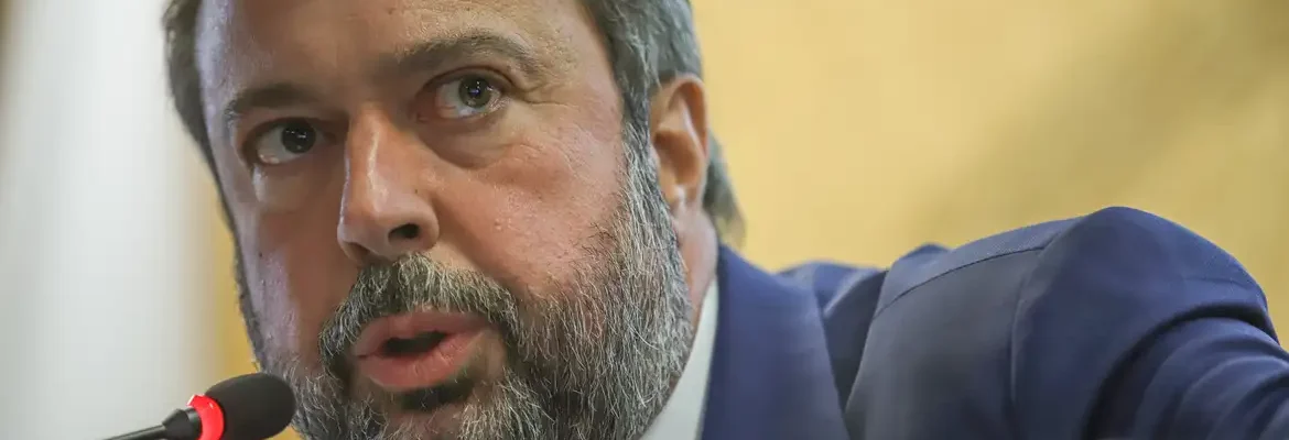 Ministro quer modernização de contratos com distribuidoras de energia