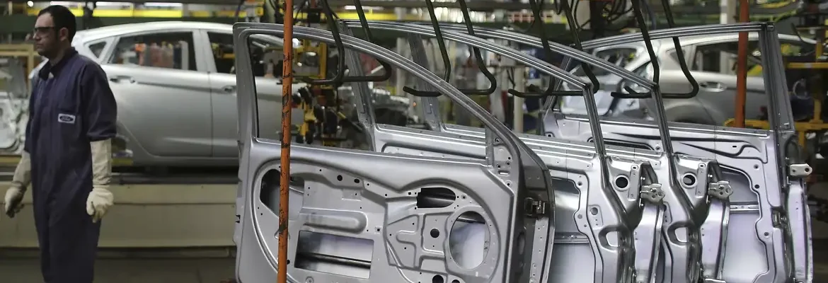 Indústria recua 0,5% em abril, mas acumula alta em 2024