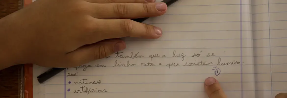 Cai percentual de estudantes que frequentam série escolar adequada