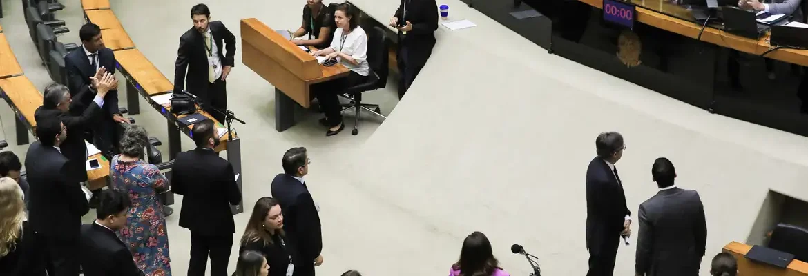 Lula sanciona com vetos lei que desonera 17 setores da economia
