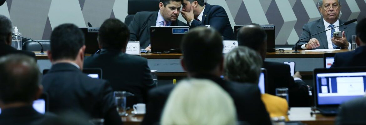 CCJ do Senado adia votação da PEC que altera regime jurídico do BC