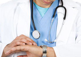 Juíza afasta regras do CFM e autoriza médicos a divulgarem títulos de pós-graduação