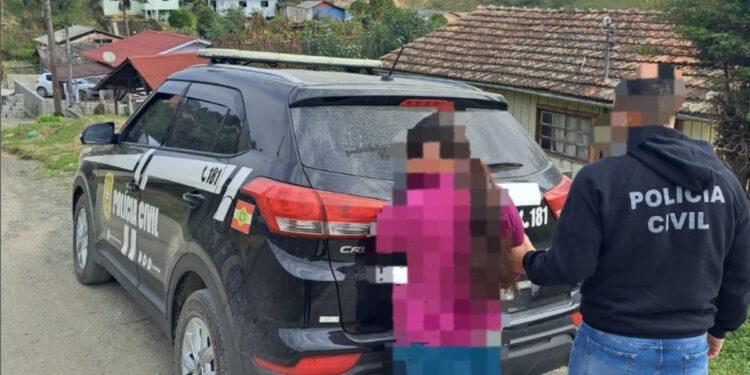 Mãe fazia vídeo pornô da filha com o padrasto
