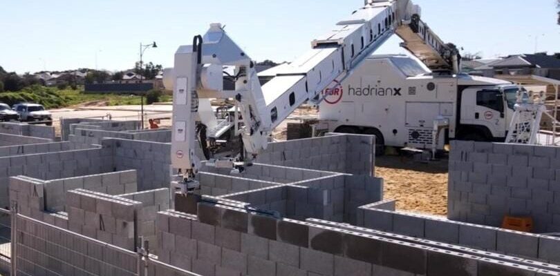 Novo Robô que transformará a construção civil e aposentará os pedreiros: coloca 500 tijolos por hora, pode trabalhar dia e noite sozinho sem parar, e promete revolucionar as obras no mundo