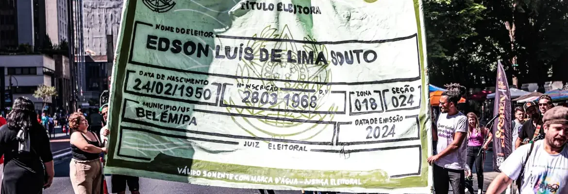 Campanha usa título de eleitor gigante para chamar jovens para votar